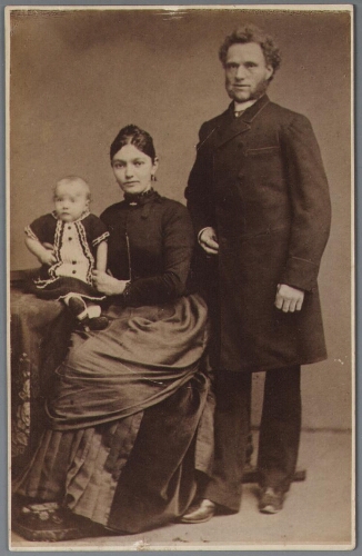Studioportret van gezin: man, vrouw en baby. 191?