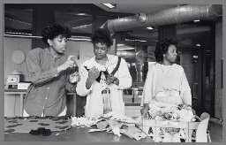 Drie kinderleidsters in opleiding bereiden een poppenkastvoorstelling voor. 1991