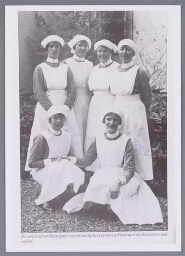 Verplegend personeel in uniform van het Prinsengracht Ziekenhuis in de jaren '20. 192?