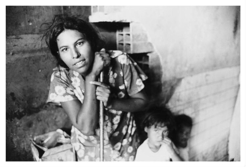 Een vrouw toont haar woning en haar Nicaraguaanse dienstmeisjes. 1984