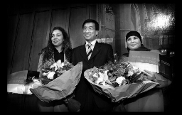 Uitreiking van de Joke Smit prijs door staatssecretaris Phoa aan Saida Elhantali (r.) en Sylvie Raap 2002