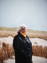Portret van Pim van Oostrum, oprichtster van MVM, in de duinen in de herfst