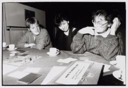 Noordelijke boerinnengroep speelt Werk & Beloningsspel tijden de themadag. 1988