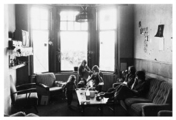 Vrouwen en kinderen in de zitkamer van een 'Blijf van m'n lijf'-huis. 1980