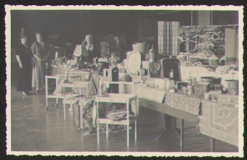 Uitstalling van handwerk van 'Arbeid Adelt' tijdens bazaar op 14 en 15 november 1934, waar produkten werden verkocht voor de vereniging 1934