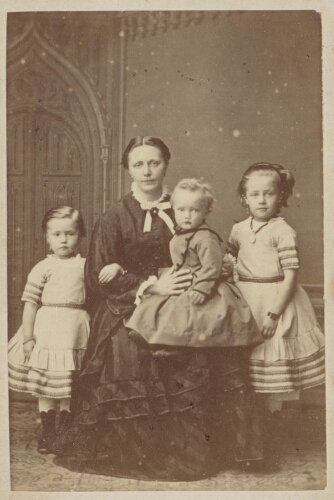 Studioportret van een vrouw met drie dochters. 190?