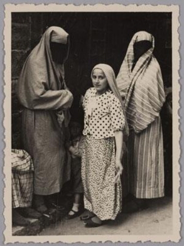 Vrouwen met abaya en sluier die het gehele gezicht bedekt en een meisje in Sarajevo. 193?