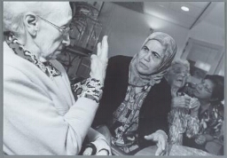 Een allochtone vrouw volgt taalstage in een verzorgingshuis in het kader van de integratie. 2004