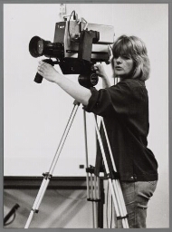 Portret van videomaakster Loes Hollink. 1986