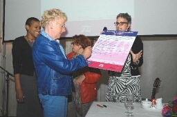 De  FNV overhandigt, samen met de Nederlandse Vrouwenraad en het Landelijk Overleg Minderheden, het Vrouwenmanifest aan de voorzitter van de Tweede Kamer, Gerdi Verbeet tijdens het Vrouwenpodium 2010