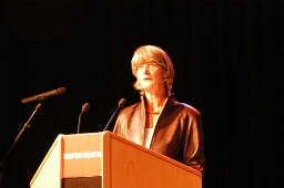 Marjet Douze, adjunct-directeur IIAV, spreekt publiek toe tijdens de premiere van de film 'Password Women' 2004