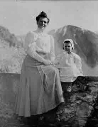 Vrouw met baby met bergen op de achtergrond 1908