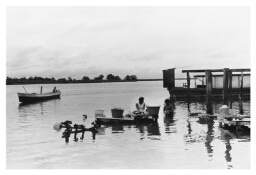 Twee vrouwen doen de was in de rivier in Nicaragua. 1984