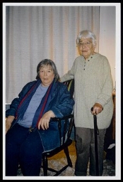 Fotografe Eva Besnyö (rechts) en zangeres Cobi Schreijer (links) in het Rosa Spierhuis 2003