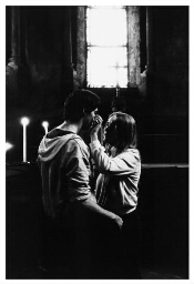 Jongeren in de kathedraal van Paray le Monial, Frankrijk 1984