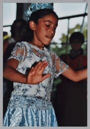 Roma-meisje danst tijdens een Zamicasa (eet- en activiteitencafé van Zami) 2000