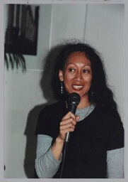 Wulandhari Dumatubun (Zami bestuurslid) tijdens een ZamiCasa met als thema: zmv-vrouwen & ondernemerschap. 2001