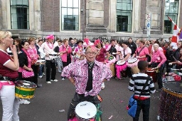 Groep drummers en publiek tijdens viering van Roze Zaterdag op het Plein in Den Haag 2009
