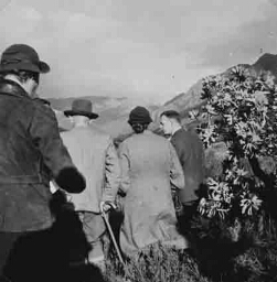 Groep mensen in een landschap 1938