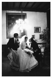 Een pasgetrouwd paar krijgt felicitaties van zuster van Liefde van Onze Lieve Vrouw van Barmhartigheid. 1984
