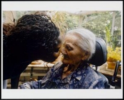 Demente hoogbejaarde vrouw met verzorgster in verpleeghuis Amstelhof 2002