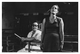 Twee vrouwen zingen in de kerk. 1984