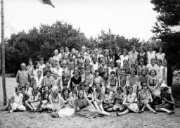 Leidsters en de meisjes van het zomerkamp. 1930