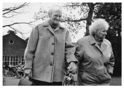 Twee oude dames in de psychiatrische inrichting Zon en Schild. 1994