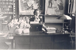 Medewerkster in het Internationaal Archief voor de Vrouwenbeweging (IAV), Keizersgracht 264 te Amsterdam. 1937
