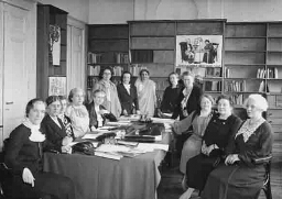 Het hoofdbestuur van de International Alliance of Women for Suffrage and Equal Citizenship bijeen in het nog niet officieel geopende IAV, Keizersgracht 264 1936