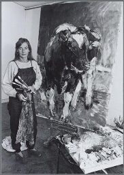 Schilderes Marleen Felius bij een van haar koeien schilderijen. 1997