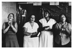 Vier vrouwen zingen en bidden. 1984