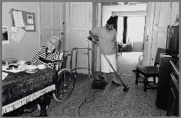 Vrouw werkzaam in de thuiszorg. 1991