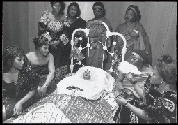 Rouwritueel vrouwen uit Ghana. 1998