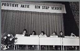Forum tijdens de bijeenkomst 'Positieve aktie een stap verder'. 1989