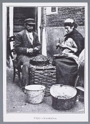 Man en vrouw maken uitjes schoon. 1907