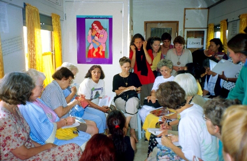 Sushila geeft een 'treinworkshop' over de feminisering van de economie tijdens de  WILPF treinreis 1995