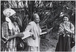 Eegje Schoo (r.) spreekt tijdens de wereldvrouwenconferentie in Nairobi met zwarte vrouwen. 1985
