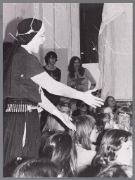 Optreden van het Amerikaans vrouwentheater 'Spider-woman' in het vrouwenhuis, winter 1976-1977 1977
