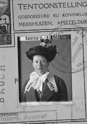 Portret van Marie Jeanette Baale op het bewijs van toegang tot de tentoonstelling 'de Vrouw 1813-1913'. 1913
