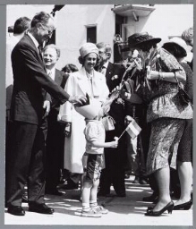Kind biedt koningin Beatrix een tulp aan tijdens de feestelijke opening van het Barcelonaplein in Amsterdam 1993