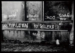 Muur met graffiti tegenover de ingang van vrouwenkafee De Feeks 1983