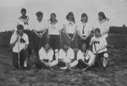 Fotoalbum met 295 foto's van de meisjekampen van de kampvereeniging van de N.G.B 1922