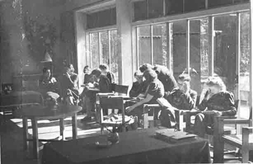 Vrouwen zijn aan het lezen in een ontspanningsruimte van 'De Born' tijdens de oorlogsjaren 1940-1943 194?