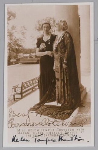 Helen Temple Thurston en Dame Clara Novello Davies poseren bij villa Bartholoni [1920]