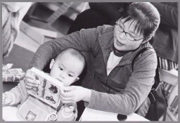 Rong Chen met haar zoon Jian tijdens Sinterklaas-viering op school 2002