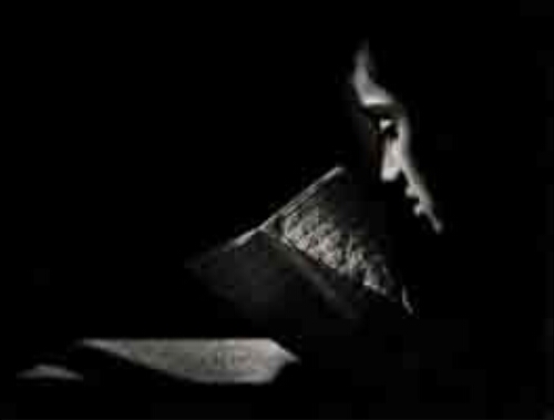 Vrouw leest in de Koran. 2000