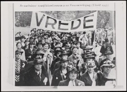 Vrouwenvredesgang met spandoeken met de tekst 'Vrede' 1937