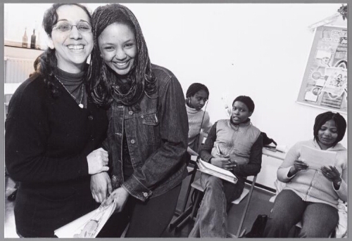 Mariama Diallo met docente Malika Amari tijdens de uitreiking van het certificaat 2002