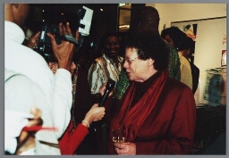 Surinaams-Nederlandse schrijfster Thea Doelwijt wordt geïnterviewd tijdens de Zami Award uitreiking 2000. 2000
